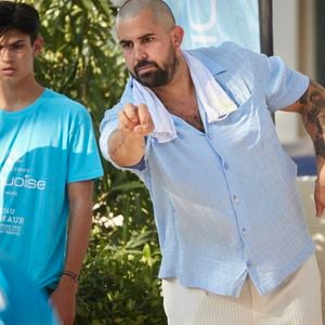 Artus, crâne rasé, à la Pétanque Turquoise sur la Place des Lices à Saint-Tropez, au profit de l'association "Soleil d'Enfance". Le 11 août 2024