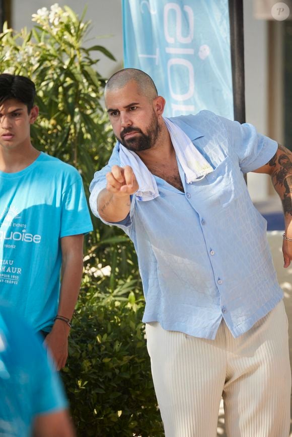 Artus, crâne rasé, à la Pétanque Turquoise sur la Place des Lices à Saint-Tropez, au profit de l'association "Soleil d'Enfance". Le 11 août 2024