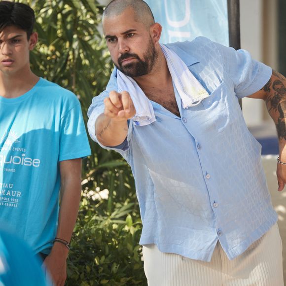 Artus, crâne rasé, à la Pétanque Turquoise sur la Place des Lices à Saint-Tropez, au profit de l'association "Soleil d'Enfance". Le 11 août 2024