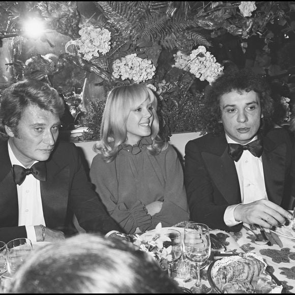 Archives - Johnny Hallyday, Babette, Michel Sardou lors de l'anniversaire de mariage de Michel Sardou et de Babette à l'Elysée Matignon à Paris en 1978.