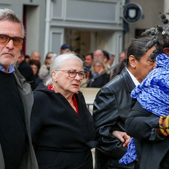 Mais ce n'est pas le seul couple qui s'est formé dans la bande
Bruno Moynot, Josiane Balasko et son mari George Aguilar, Firmine Richard - Obsèques de Michel Blanc en l'église Saint-Eustache à Paris, le 10 octobre 2024. 
© Moreau / Jacovides / Bestimage