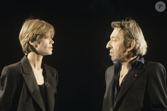 L'artiste disparu en 1991 des suites d'une crise cardiaque était très proche d'innombrables stars, à l'instar de Jacques Dutronc ou encore de son ancienne compagne Françoise Hardy.
Archives En France, à Paris, sur le plateau de l'émission "Télé Zèbre", Françoise HARDY et Serge GAINSBOURG (Jean Lenoir via Bestimage).