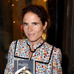 Mazarine Pingeot lors d'une séance de dédicaces au café Les Deux Magots à Paris, France, le 14 octobre 2019. Photo Alain Apaydin/Abaca