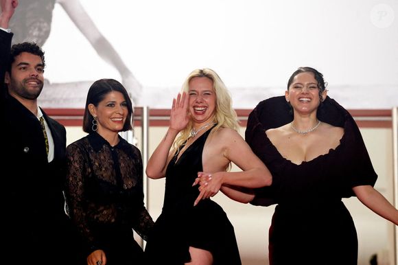 Sami Outalbali, Carole Lambert, Kim Higelin (Bijoux Tasaki), Sonia Faïdi - Montée des marches du film " Sanguine " lors du 79ème Festival International du Film de Cannes, le 14 mai 2026. © Jacovides-Moreau / Bestimage