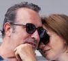 Oui sa vie a changé et a aussi été grandement bouleversée par la naissance de ses deux filles Jeanne et Alice Dujardin (9 et 3 ans).
Jean Dujardin et sa femme Nathalie Péchalat - Célébrités en tribunes des Internationaux de France de tennis de Roland Garros 2023 à Paris le 11 juin 2023. © Jacovides-Moreau/Bestimage