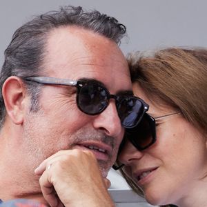Oui sa vie a changé et a aussi été grandement bouleversée par la naissance de ses deux filles Jeanne et Alice Dujardin (9 et 3 ans).

Jean Dujardin et sa femme Nathalie Péchalat - Célébrités en tribunes des Internationaux de France de tennis de Roland Garros 2023 à Paris le 11 juin 2023. © Jacovides-Moreau/Bestimage