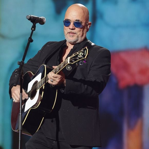 Exclusif - Pascal Obispo lors du concert du gala de Noël de l'association Tout le monde contre le cancer fête ses 20 ans diffusé le 24 décembre sur M6 à l'Adidas Aren Porte de la Chapelle à Paris, France, le 4 décembre 2025. © Coadic Guirec/Bestimage