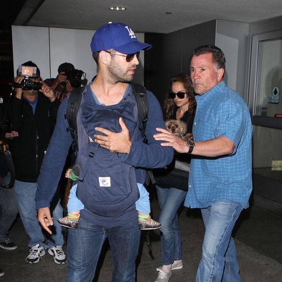 Natalie Portman avec son mari Benjamin Millepied, son fils Aleph et leur chien arrivent à l'aéroport international de LAX après un vol en provenance de New York, à Los Angeles, CA, USA le 29 juillet 2012. Photo Ramey Agency/ABACAPRESS.COM