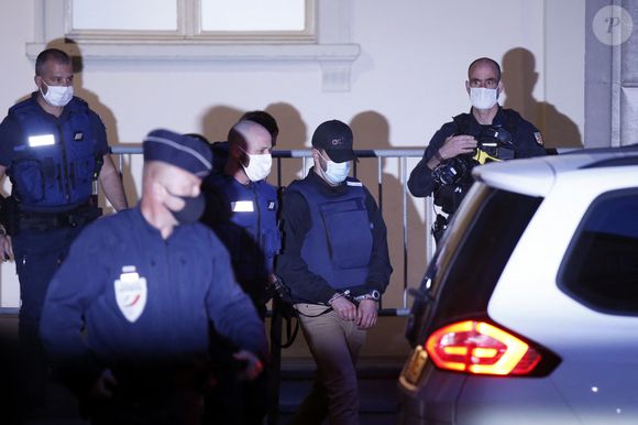 Le juge des enfants a suspendu tout contact entre le détenu, la mère et l’enfant pour une durée de 18 mois, une décision contestée par Lelandais. 

Nordahl Lelandais à la sortie de la première journée de son procès pour le meurtre d'Arthur Noyer devant la cour d'assises de la Savoie, à Chambéry le 3 mai 2021. L'ancien maître-chien est aussi associé à la disparition de la petite Maëlys et accusé de plusieurs agressions sexuelles sur des fillettes de la famille. Selon des confidences faites à un co-détenu, Nordahl Lelandais aurait violé la petite Maelys, avant de l'assassiner en août 2017. Il aurait aussi expliqué les raisons du meurtre du caporal Arthur Noyer, celui-ci ayant repoussé ses avances sexuelles. © Pascal Fayolle / Bestimage