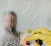 Polyvalent et doté d'une forte aspiration, cet appareil sécurisé s'adapte aussi bien aux miroirs qu'aux parois de douche.