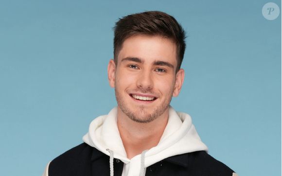 Lors d’une performance, un coup accidentel à l’oreille a fait exploser son oreillette et l’a fait saigner, mais il a terminé le show malgré tout.

Photo officielle de Julien Lieb à la "Star Academy" LAURENT VU / SIPA ENDEMOL / TF1