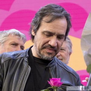 Il prône une éducation sans sévérité, basée sur l’amour et la présence.

Alexandre Astier  - 103ème édition de la Foire de Lyon 2023 (renommée la vie en rose après les annulations précédentes dues au Covid) au Parc des expositions "Eurexpo Lyon" à Chassieu, France, le 3 mars 2023. © Sandrine Thesillat/Panoramic/Bestimage
