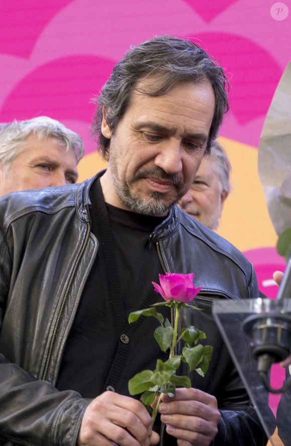 Il prône une éducation sans sévérité, basée sur l’amour et la présence.

Alexandre Astier  - 103ème édition de la Foire de Lyon 2023 (renommée la vie en rose après les annulations précédentes dues au Covid) au Parc des expositions "Eurexpo Lyon" à Chassieu, France, le 3 mars 2023. © Sandrine Thesillat/Panoramic/Bestimage