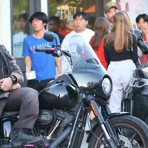 Prince Jackson fait de la moto avec des amis à Malibu le 20 novembre 2022.

Backgrid USA / Bestimage