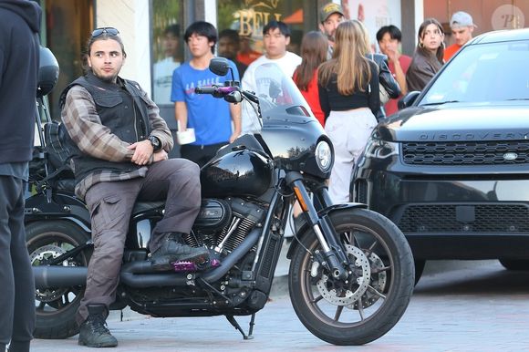 Prince Jackson fait de la moto avec des amis à Malibu le 20 novembre 2022.

Backgrid USA / Bestimage