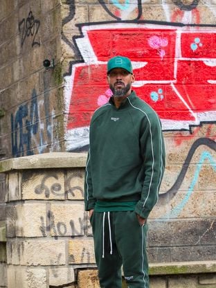 Installée à Dubaï, cette légende du football a fait son retour en France