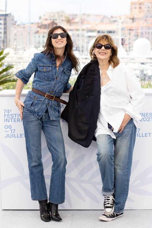 Charlotte Gainsbourg, Jane Birkin (habillée en Celine) au photocall du film Jane par Charlotte (Cannes première) lors du 74ème festival international du film de Cannes le 8 juillet 2021

© Borde / Jacovides / Moreau / Bestimage