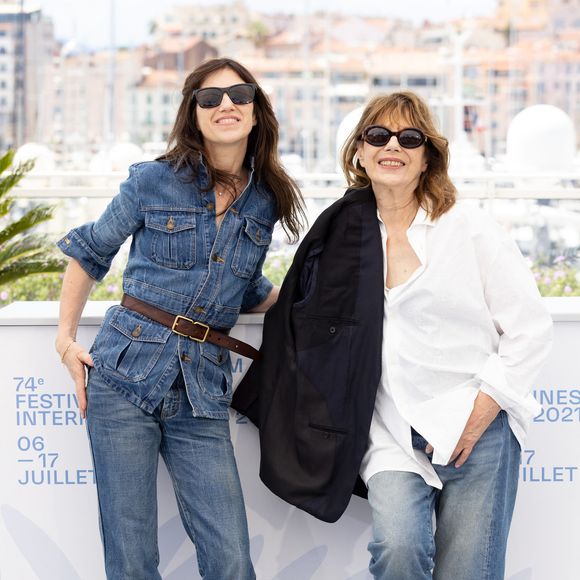 Charlotte Gainsbourg, Jane Birkin (habillée en Celine) au photocall du film Jane par Charlotte (Cannes première) lors du 74ème festival international du film de Cannes le 8 juillet 2021

© Borde / Jacovides / Moreau / Bestimage