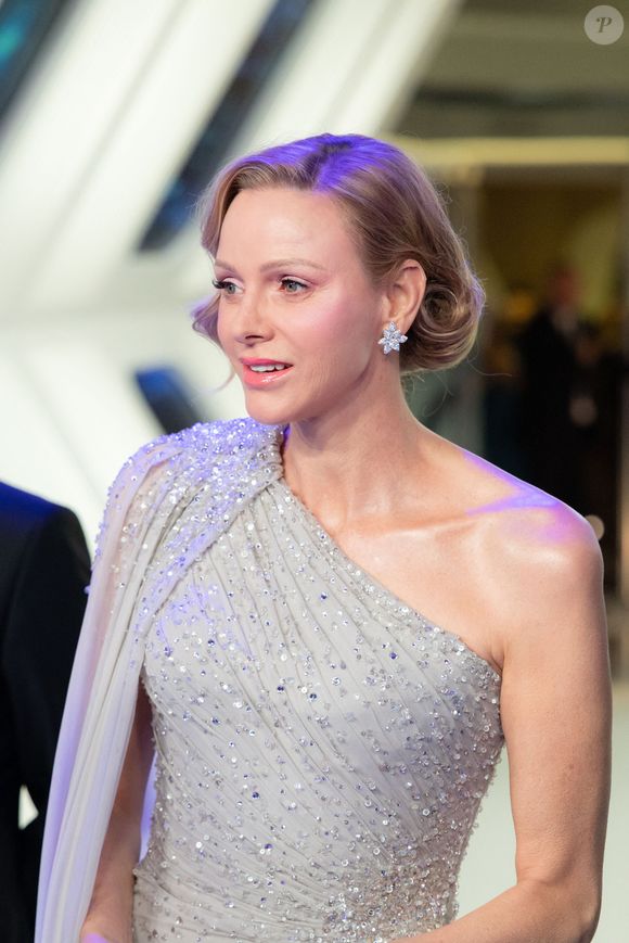 Les convives ont profité d'une soirée immersive rythmée par des performances artistiques et des spectacles, et ce jusqu’au bout de la nuit !

S.A.S. la princesse Charlène de Monaco assiste à la 70e édition du Bal de la Rose au Sporting Club de Monte-Carlo à Monaco, le 21 mars 2026. © Olivier Huitel/Pool Monaco/Bestimage