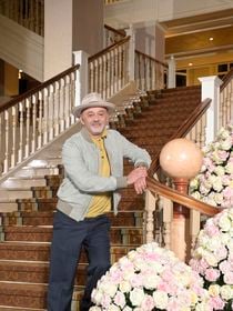 Christian Louboutin fait visiter son appartement de 300m² à Paris, fusion de plusieurs mansardes avec bistrot sur le toit