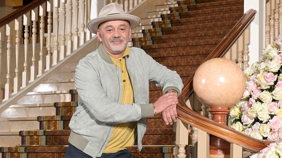 Christian Louboutin fait visiter son appartement de 300m² à Paris, fusion de plusieurs mansardes avec bistrot sur le toit