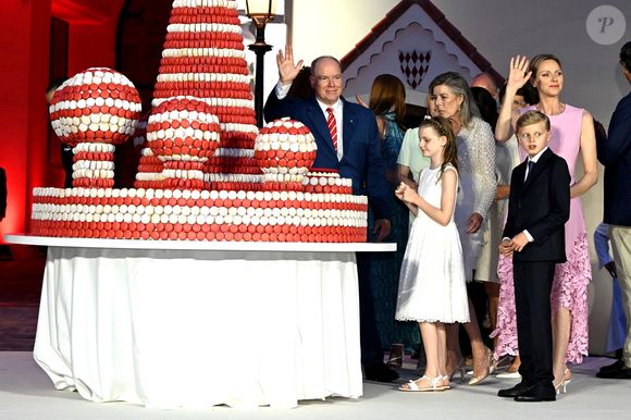 Pour l'occasion, une pièce montée géante à base de macarons a été confectionnée.

Le prince Albert II de Monaco, la princesse Charlene, leurs enfants, le prince héréditaire Jacques et la princesse Gabriella, Camille Gottlieb et la princesse Caroline de Hanovre à la célébration des 20 ans de règne d'Albert II de Monaco sur la place du Palais à Monaco, le 19 juillet 2025. 

Photo : Bruno Bebert / Bestimage