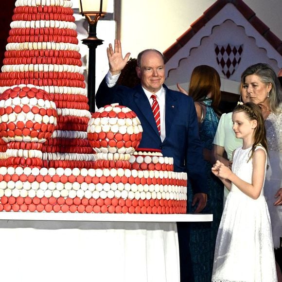 Pour l'occasion, une pièce montée géante à base de macarons a été confectionnée.

Le prince Albert II de Monaco, la princesse Charlene, leurs enfants, le prince héréditaire Jacques et la princesse Gabriella, Camille Gottlieb et la princesse Caroline de Hanovre à la célébration des 20 ans de règne d'Albert II de Monaco sur la place du Palais à Monaco, le 19 juillet 2025. 

Photo : Bruno Bebert / Bestimage