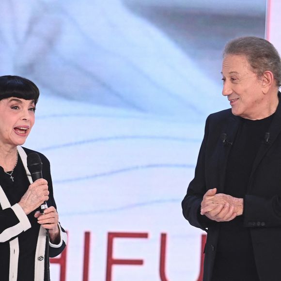 Exclusif - Mireille Mathieu et Michel Drucker - Enregistrement de l'émission "Vivement dimanche" aux studios Rive Gauche, présentée par M.Drucker et diffusée le 5 octobre 2025 sur France 3.
Guillaume Gaffiot/Bestimage