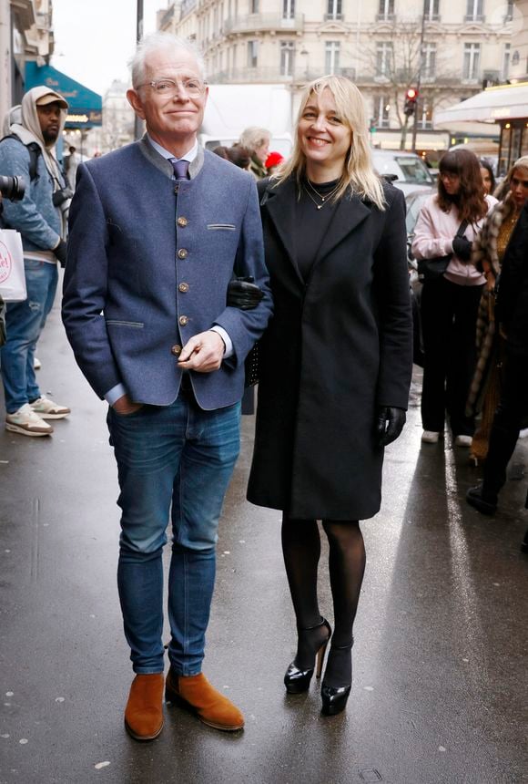 Mac Lesggy et sa compagne Carole - Arrivées au défilé Stéphane Rolland Haute Couture printemps/été 2024 (PFW) à la salle Pleyel à Paris le 23 janvier 2024. © Christophe Aubert via Bestimage