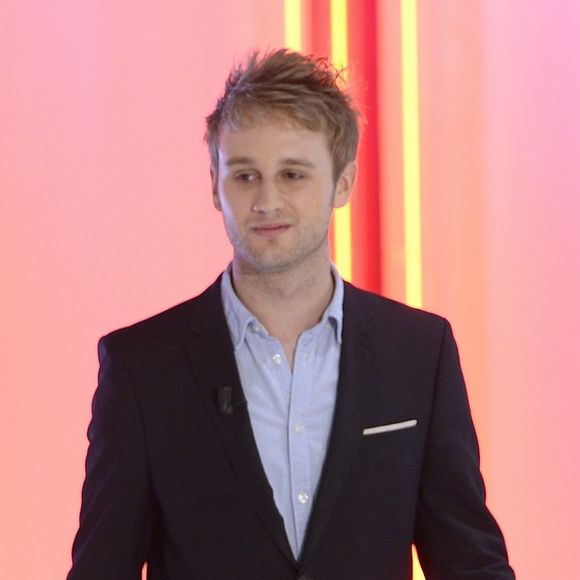 Sa mère a demandé de l'aide aux internautes sur Instagram le mercredi 12 août 2026, pour choisir la tenue qu'elle portera lors de la cérémonie

Mariage - Nicolas Sled, le fils de Sophie Davant et Pierre Sled, s'est marié - Pierre Sled, Valentine Sled, Nicolas Sled - Enregistrement de l'émission "Vivement Dimanche" à Paris le 1er Avril 2015. Invité principal Sophie Davant.  
Crédit : COADIC GUIREC / BESTIMAGE