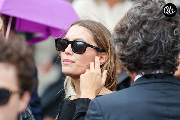 Une cérémonie très émouvante pour leurs proches.

Héloïse Agostinelli, la fille de la défunte - Sortie des obsèques de Mathilde Favier en l'église Saint-Sulpice à Paris le 31 aout 2026. © Dominique Jacovides-Cyril Moreau/Bestimage