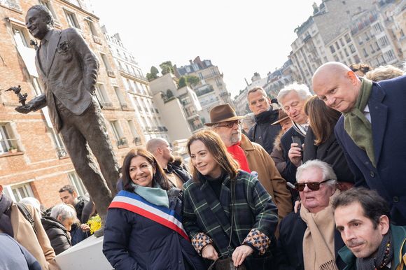 Fort heureusement, le destin en a décidé autrement cette fois-ci. Après avoir passé six mois avec une sonde, elle s’en est sortie, se considérant comme une miraculée.

Anne Hidalgo (G), Maire de Paris, Anne Gosciny (2L), fille de Renés Gosciny, Jean-Jacques Sempé (3L), illustrateur du Petit Nicolas, Christophe Girard, Adjoint au Maire de Paris chargé de la culture (2R) et Jul (R), scénariste de Lucky Luke lors de l'inauguration d'une statue de René Goscinny à Paris, France le 23 janvier 2020. Photo par Florent Bardos/ABACAPRESS.COM