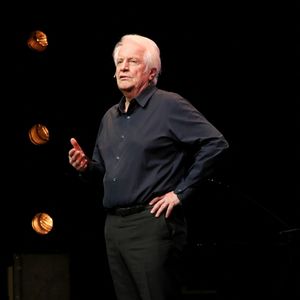 André Dussollier sur scène - Pour ses Adieux au Théâtre du Rond-Point qu'il a dirigé 20 ans, Jean-Michel Ribes a reçu les hommages et les remerciements des comédiens qui ont joué sur cette scène. Paris, France, le 12 Décembre 2022. © Bertrand Rindoff / Bestimage 