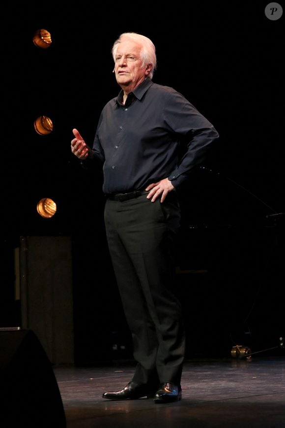 André Dussollier sur scène - Pour ses Adieux au Théâtre du Rond-Point qu'il a dirigé 20 ans, Jean-Michel Ribes a reçu les hommages et les remerciements des comédiens qui ont joué sur cette scène. Paris, France, le 12 Décembre 2022. © Bertrand Rindoff / Bestimage 