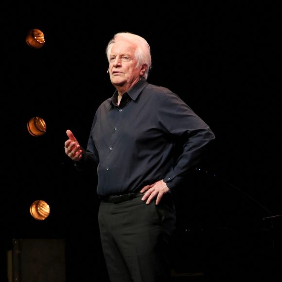 André Dussollier sur scène - Pour ses Adieux au Théâtre du Rond-Point qu'il a dirigé 20 ans, Jean-Michel Ribes a reçu les hommages et les remerciements des comédiens qui ont joué sur cette scène. Paris, France, le 12 Décembre 2022. © Bertrand Rindoff / Bestimage 