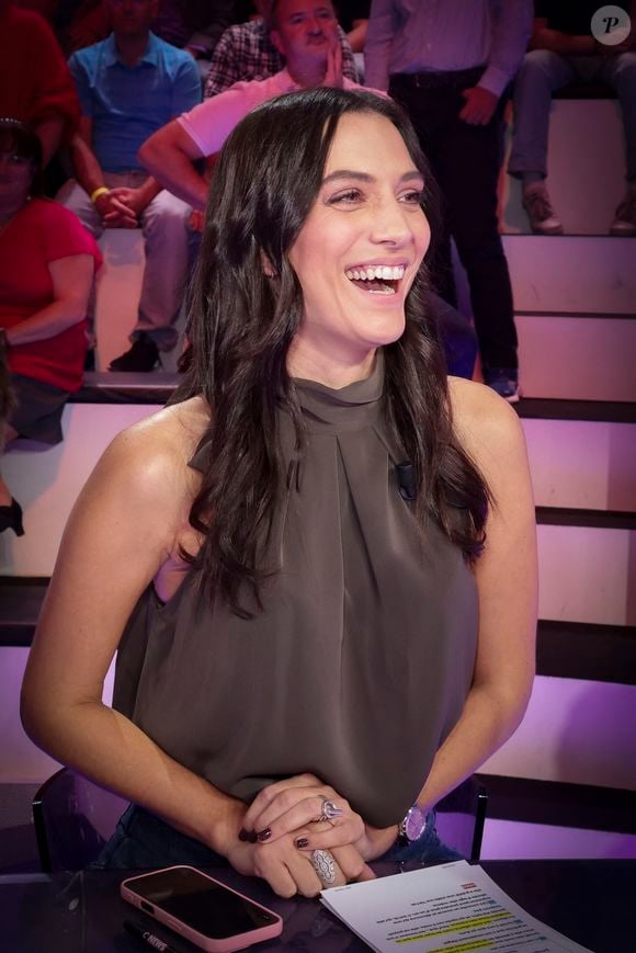 Shana Loustau, sur le plateau de TBT9 présenté par C.Hanouna, et diffusé en direct sur W9, Paris, France, le 08 octobre 2025. © Jack Tribeca / Bestimage
