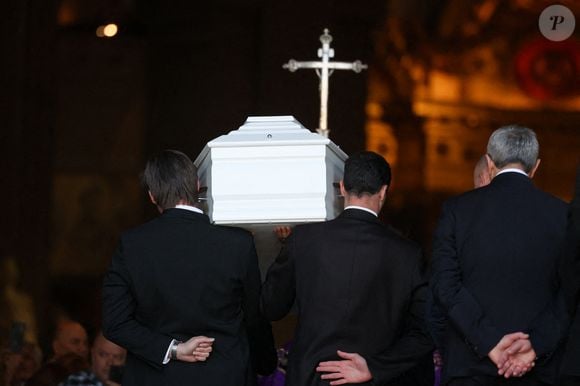 La comédienne a été inhumée dans un cercueil blanc, un choix symbolique rappelant celui de Johnny Hallyday, avec qui elle avait partagé une histoire d’amour.

Obsèques de Nathalie Baye en l'église Saint-Sulpice à Paris le 23 avril 2026. © Dominique Jacovides - Coadic Guirec / Bestimage