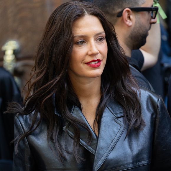 Elle explique que rester trop captivé par des contenus numériques peut rendre difficile l’attention à des choses plus simples et concrètes.

Adèle Exarchopoulos - Arrivées au défilé Balenciaga Collection Haute Couture Automne/Hiver 2025-2026 lors de la Fashion Week de Paris (PFW), à Paris, France, le 9 juillet 2025. © Thibault Duboucher/Bestimage