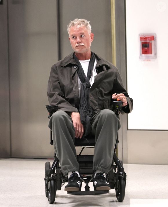 Los Angeles, CA Eric Dane a été vu arrivant à l'aéroport international de Los Angeles dans un fauteuil roulant, semblant fragile après avoir annoncé son diagnostic de SLA le 05/11/2025

Photo : Backgrid USA / Bestimage