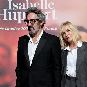 Emmanuelle Beart et son compagnon Frédéric Chaudier au photocall de la cérémonie de remise du prix lumière de la 16ème édition du Festival Lumière à l'Amphithéâtre - Centre de Congrès à Lyon, France, le 18 octobre 2024. © Dominique Jacovides/Bestimage