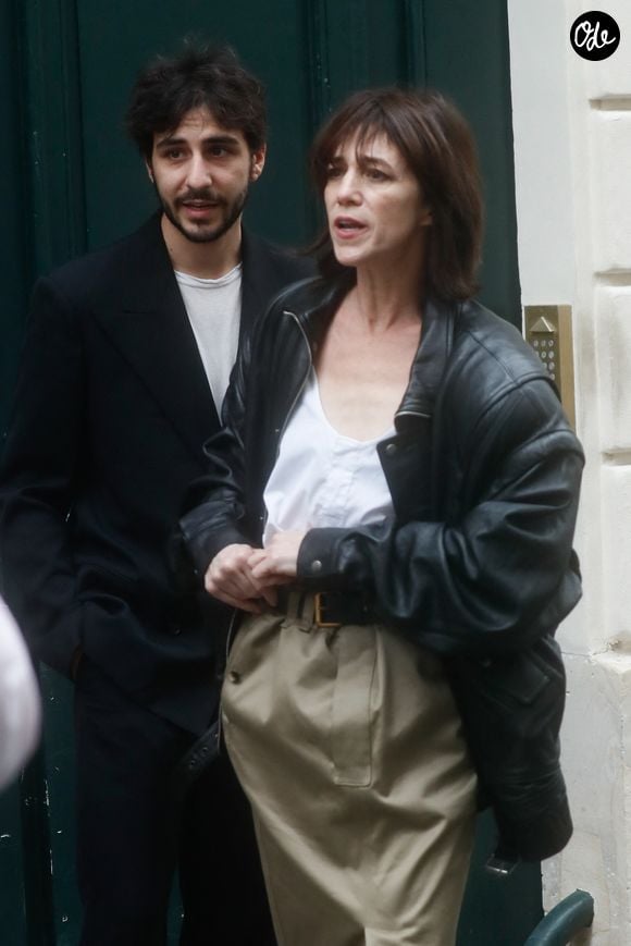 Charlotte Gainsbourg et son fils Ben Attal lors de la cérémonie de dévoilement de la plaque "Maison des Illustres" de la Maison Gainsbourg à Paris, France, le 2 avril 2024. © Christophe Clovis/Bestimage