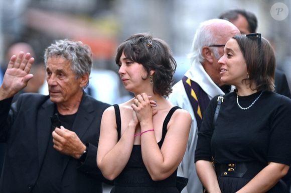 Ảnh: Audrey Crespo-Mara rời khỏi đám tang của Thierry Ardisson tại Nhà thờ Saint-Roch ở Paris, Pháp, vào ngày 17 tháng 7 năm 2025. © Clovis-Jacovides/Bestimage - Purepeople