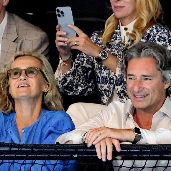 Caroline Roux et son mari Laurent Solly - Célébrités assistent à la victoire de Léon Marchand qui devient champion Olympique sur 400 m 4 nages lors des Jeux Olympiques de Paris 2024 (JO) à Paris La Defense Arena à Nanterre le 28 juillet 2024. © Dominique Jacovides-Pierre Perusseau/Bestimage