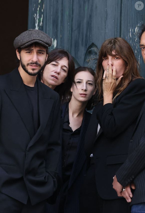 Elle partage depuis plusieurs années des reprises et compositions sur Instagram.

Ben Attal, Charlotte Gainsbourg, Alice Attal, Lou Doillon aux obsèques de Jane Birkin en l'église Saint-Roch à Paris, le 24 juillet 2023.

© Jacovides-KD Niko / Bestimage
