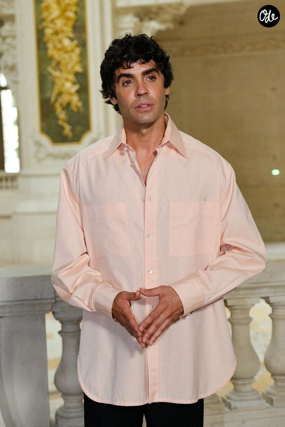 Javier Ambrossi au deuxième défilé Chanel "Collection Haute Couture Automne/Hiver 2026-2027" lors de la Fashion Week de Paris, le 7 juillet 2026

© Pauline Mourey / Bestimage