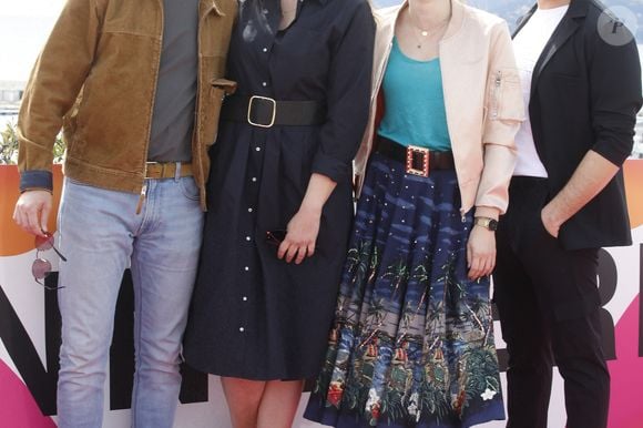 Nicolas Berger-Vachon, Anne Décis, Léa François et Marwan Berreni au photocall de la série "Plus belle la vie" lors de la 5ème saison du festival International des Séries "Canneseries" à Cannes, France, le 2 avril 2022. © Denis Guignebourg/Bestimage