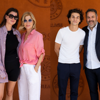 Michèle Laroque spectatrice très animée à Roland-Garros avec sa fille Oriane, Bruce Toussaint avec son fils Noé aussi grand que lui