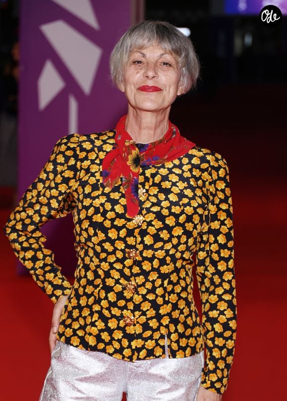 Mais ce qui a surtout attiré l’attention, c’est bien sa nouvelle coupe de cheveux. Eh oui, Lio arbore désormais une coupe courte texturée avec une frange, très moderne et dynamique.

Lio, présidente du jury de la révélation - Arrivées à la cérémonie de clôture de la 52ème édition du Festival du Cinéma Américain de Deauville le 12 septembre 2026. © Denis Guignebourg / Bestimage