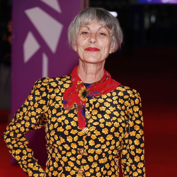 Mais ce qui a surtout attiré l’attention, c’est bien sa nouvelle coupe de cheveux. Eh oui, Lio arbore désormais une coupe courte texturée avec une frange, très moderne et dynamique.

Lio, présidente du jury de la révélation - Arrivées à la cérémonie de clôture de la 52ème édition du Festival du Cinéma Américain de Deauville le 12 septembre 2026. © Denis Guignebourg / Bestimage