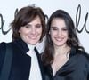 Nine d’Urso partage une tendre complicité avec sa mère, l’iconique Inès de La Fressange.

Inès de la Fressange et sa fille Nine Marie d'Urso assistent au défilé Schiaparelli Haute Couture printemps-été dans le cadre de la Fashion Week de Paris, à Paris, en France Photo : Aurore Marechal/ABACAPRESS.COM